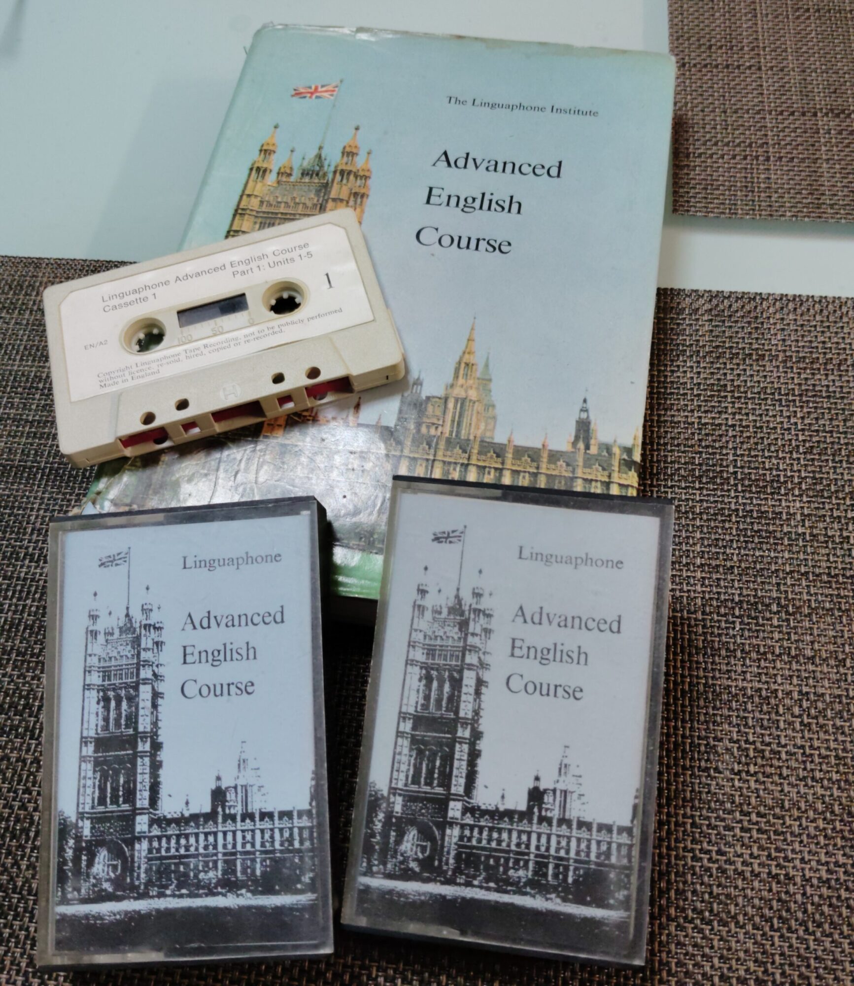 私が昔使ったリンガフォン Advanced English Course の本と付属のカセットテープの写真