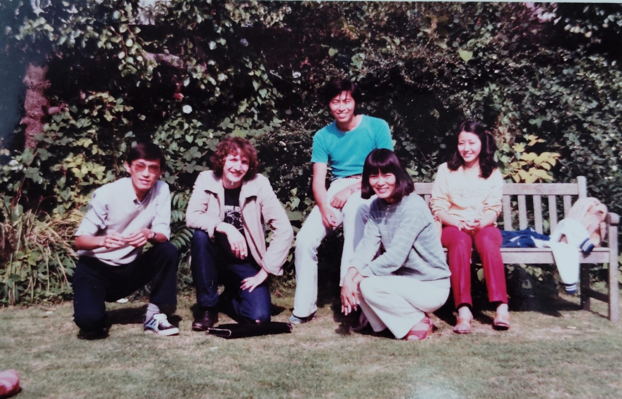 イーストボーンスクールオブイングリッシュの中庭でイギリス人教師及び日本人の学友と撮った記念写真