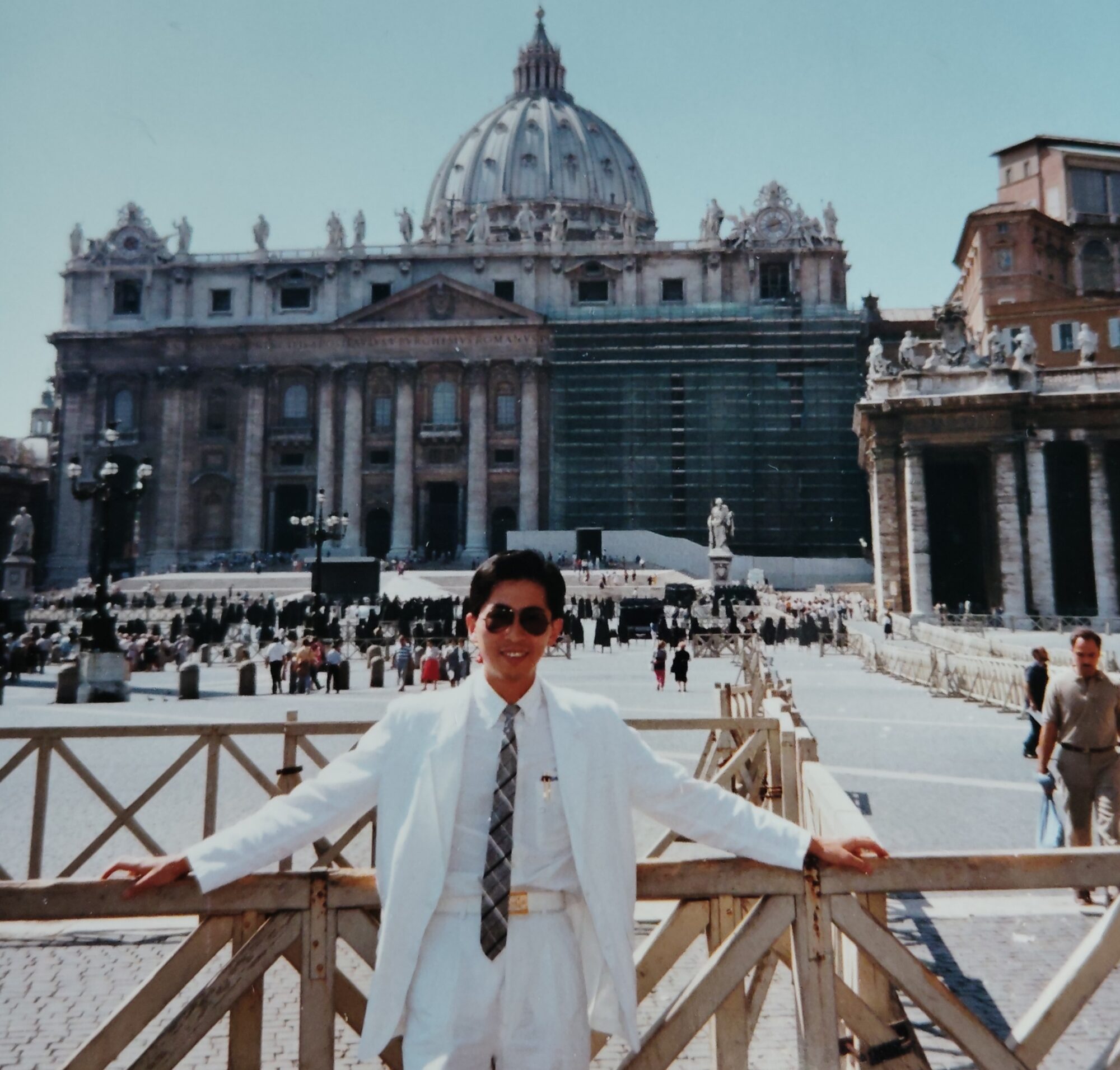 JTB時代に添乗員として訪れたローマのサン・ピエトロ寺院前での記念写真