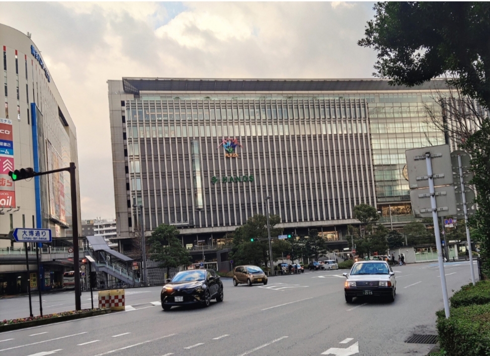 博多駅前をスムーズに走るタクシーの模様を撮影した写真。