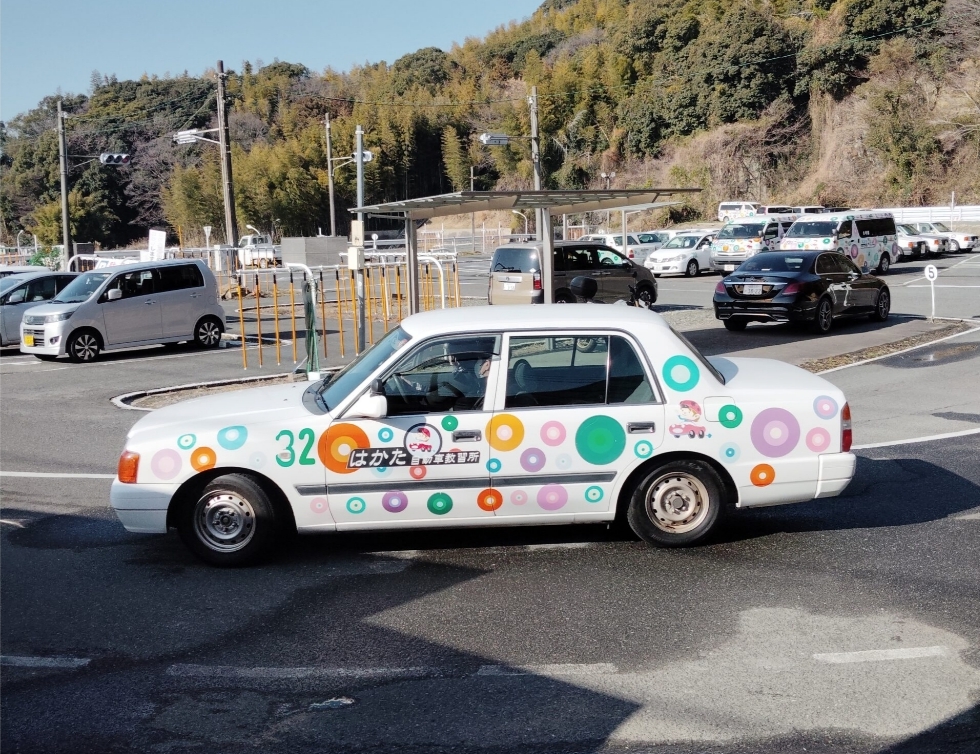 教習所内での運転実技練習の模様を撮影した写真。